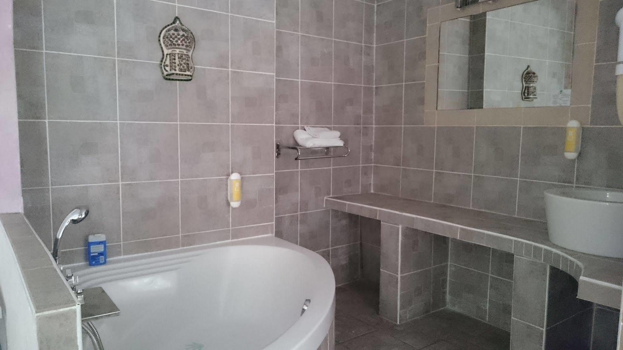 Hotel Le 5 Martigues Eksteriør billede